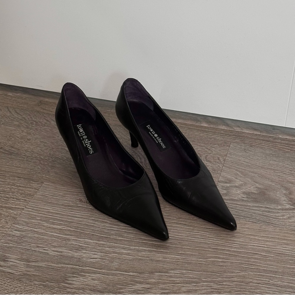 TOWN SHOES KITTEN HEEL STILETTO IN BLACK LEATHER